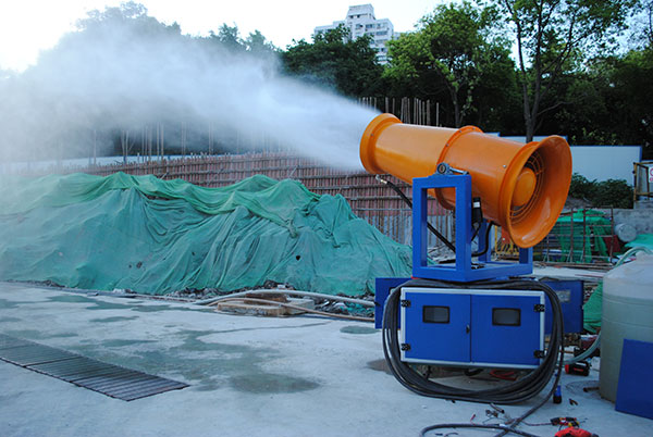 高射程霧炮機被廣泛應(yīng)用于城市建筑工地.jpg