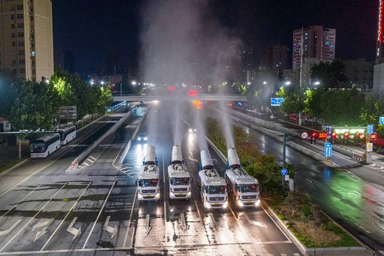 鄭州進行全市集中防疫消殺,霧炮車同時作業 鄭州進行全市集中防疫消殺,霧炮車同時作業